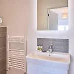 בית נופש Host & - Abbey View House וויטבי